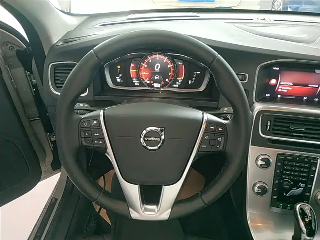 Volvo S60 2018 — фото 11