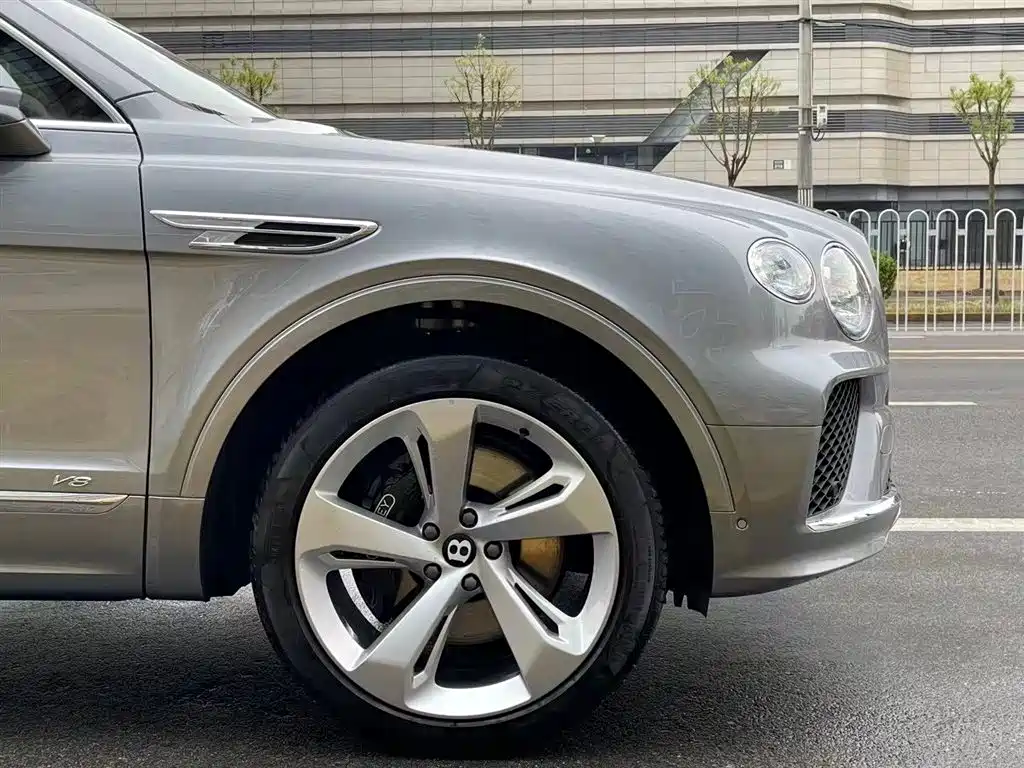 Bentley Bentayga 2021 — фото 7
