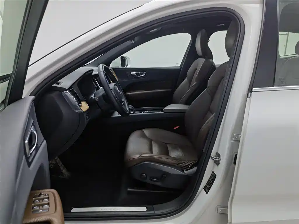 Volvo XC60 2021 — фото 10