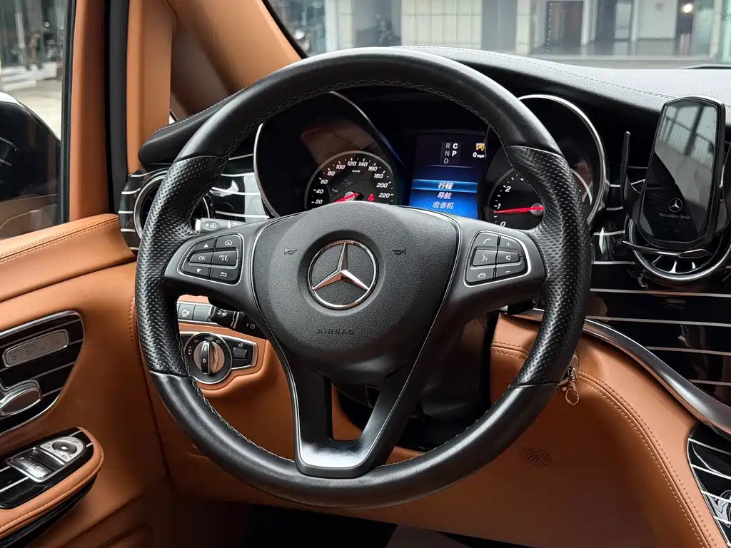 Mercedes-Benz V-Class 2023 — фото 9