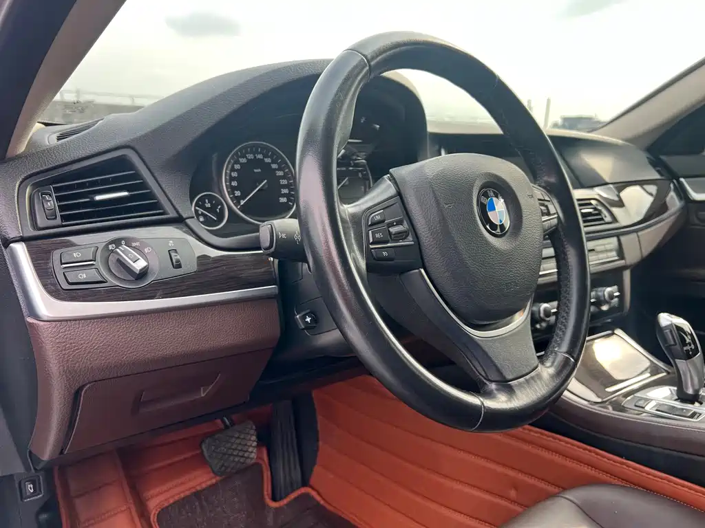 BMW 5 Series 2015 — фото 13