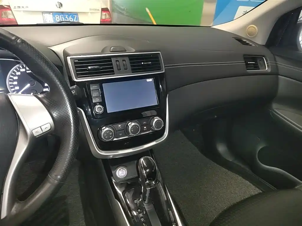 Nissan Tiida 2017 — фото 13