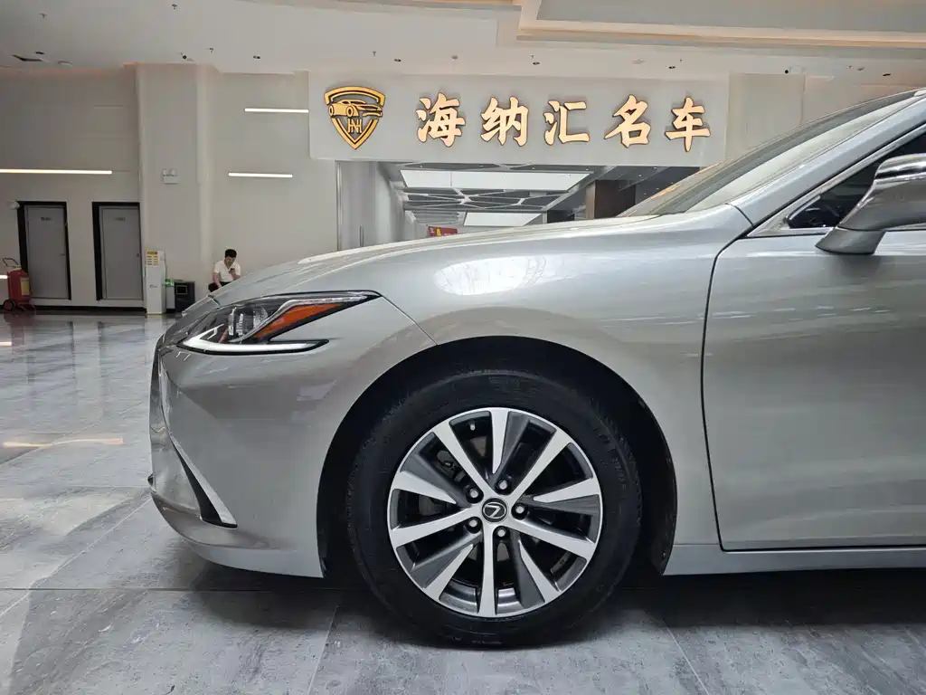 Lexus ES 2020 — фото 6