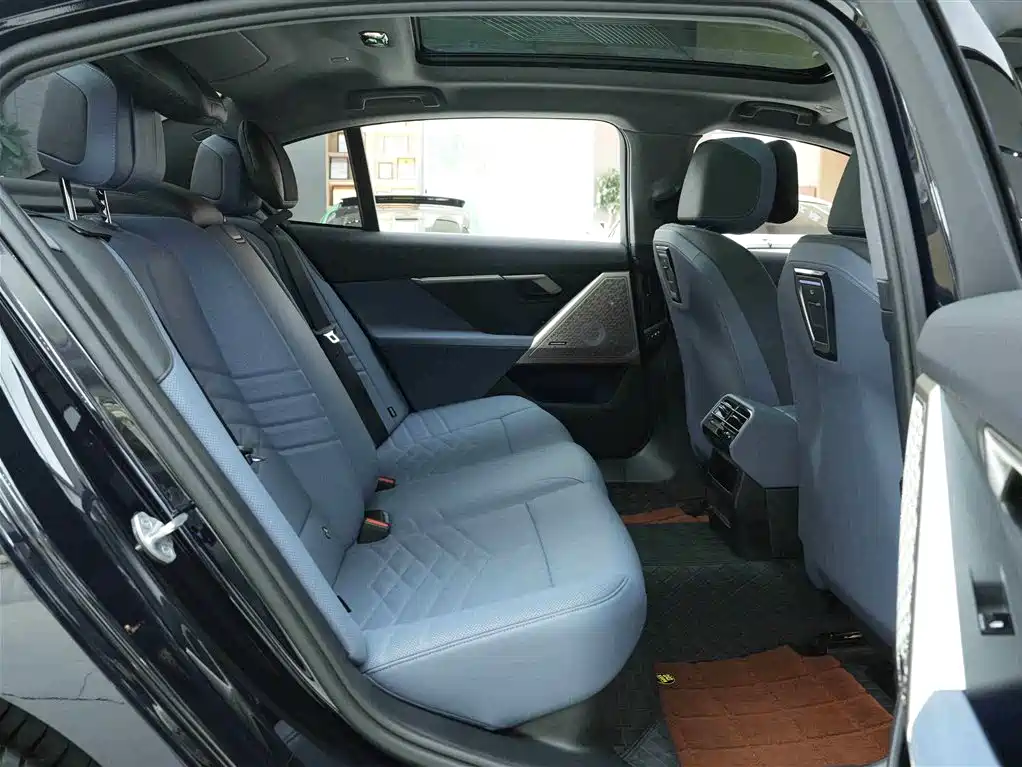 BMW 5 Series 2025 — фото 14