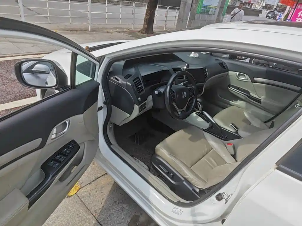 Honda Civic 2014 — фото 12