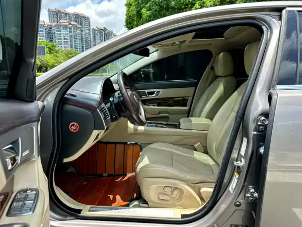 Jaguar XF 2010