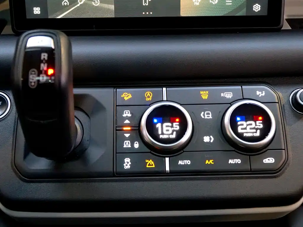 Land Rover Defender 2022 — фото 15