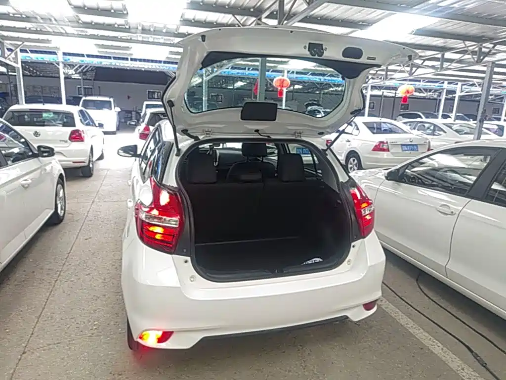Toyota Yaris L 2017 — фото 19