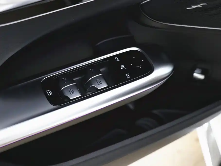 Mercedes-Benz C-Class 2025 — фото 11