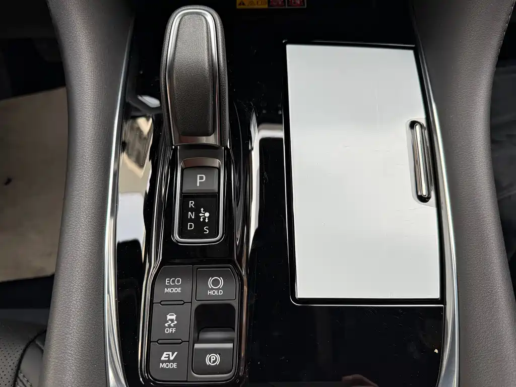 Toyota Alphard — фото 17