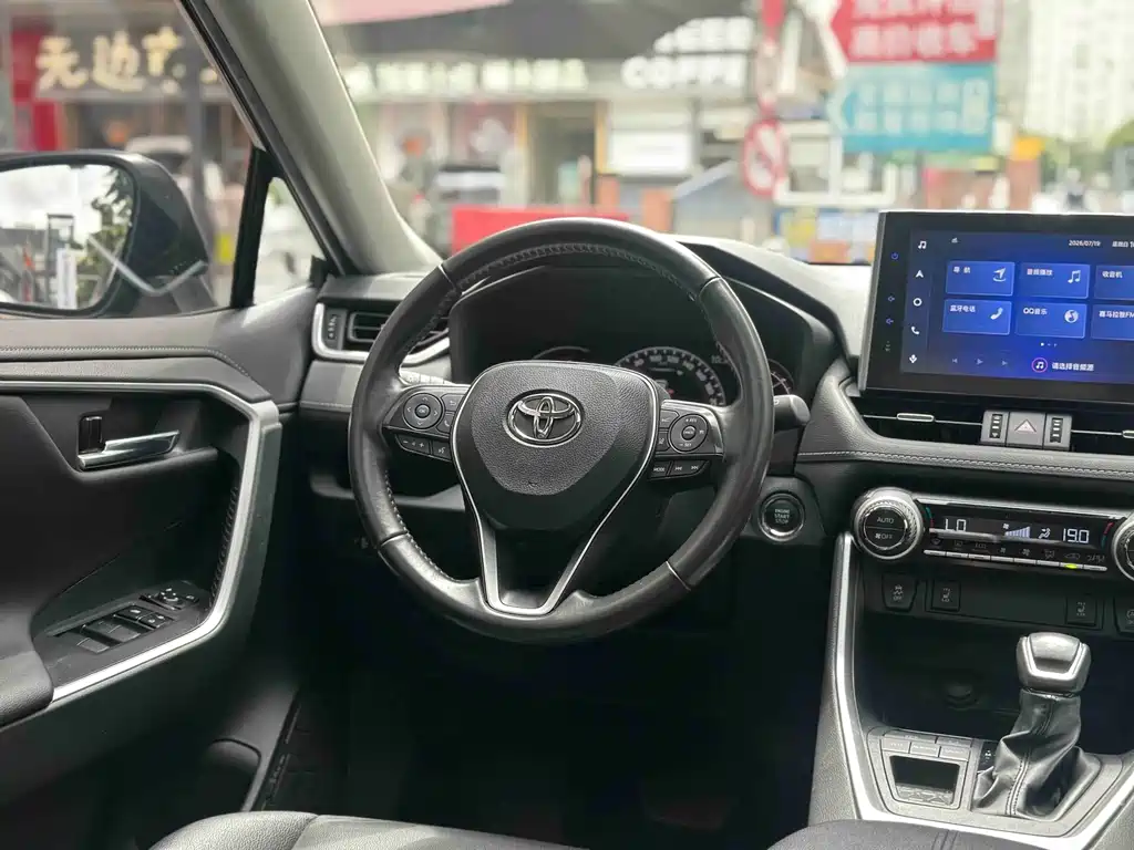 Toyota RAV4 2022 — фото 11
