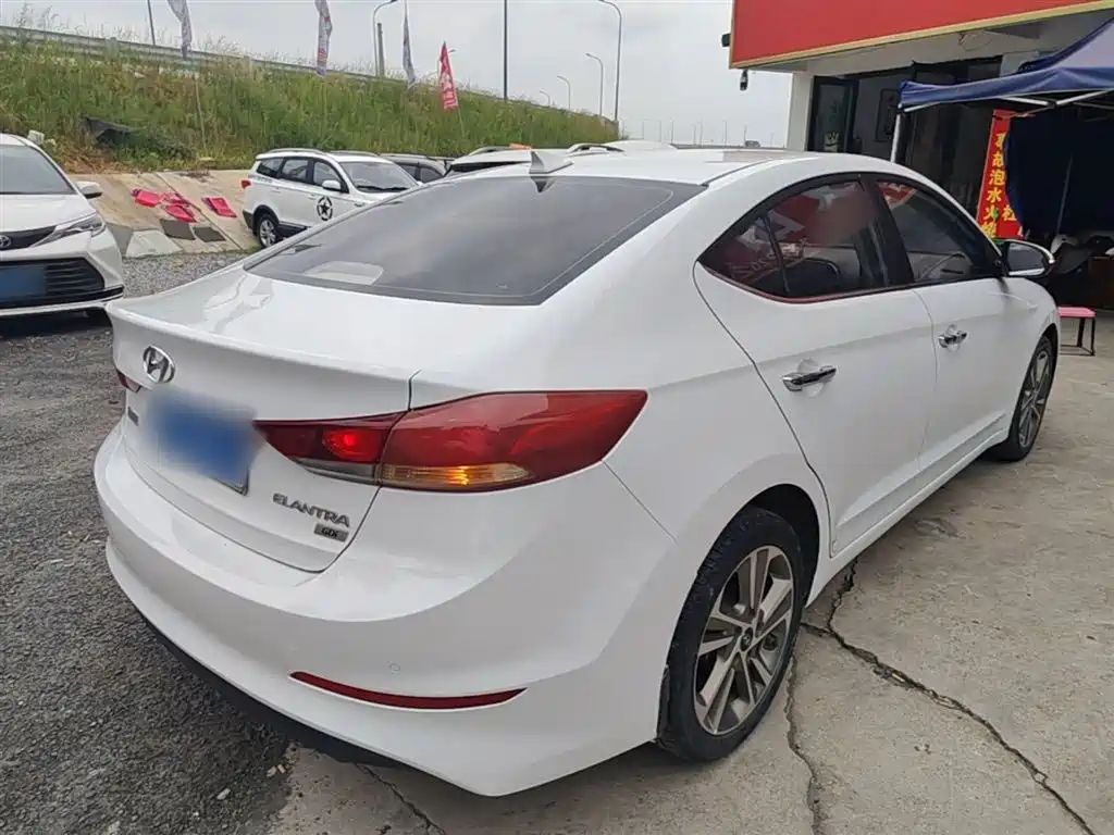 Hyundai Elantra 2017 — фото 7