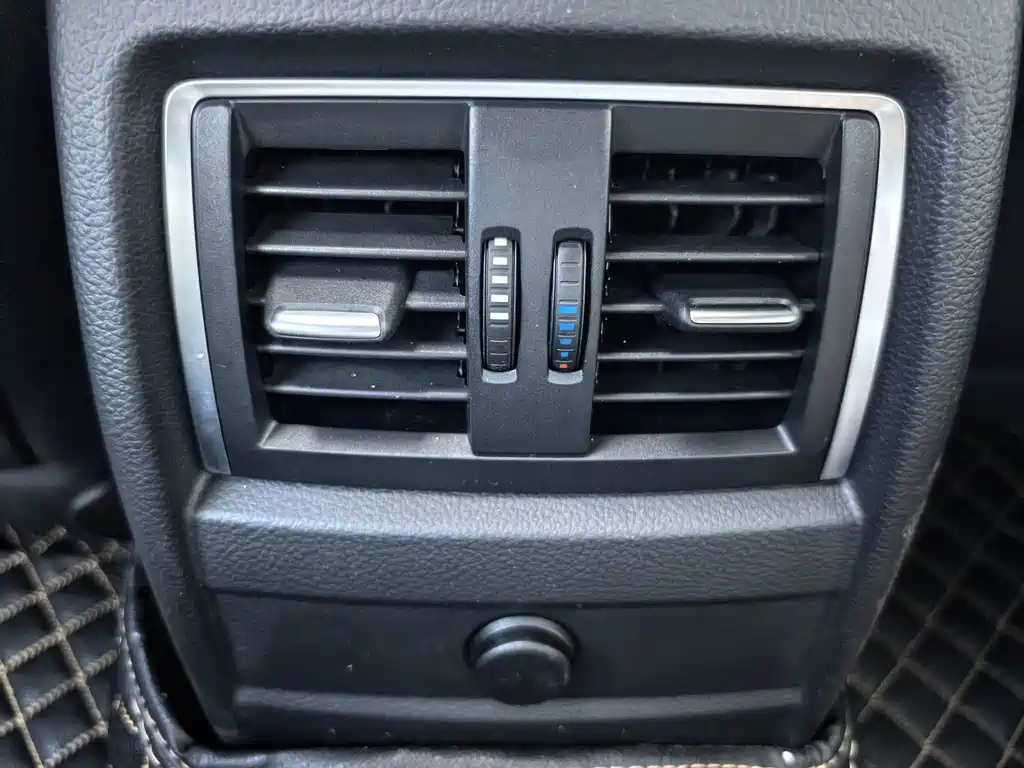 BMW 3 Series 2018 — фото 12