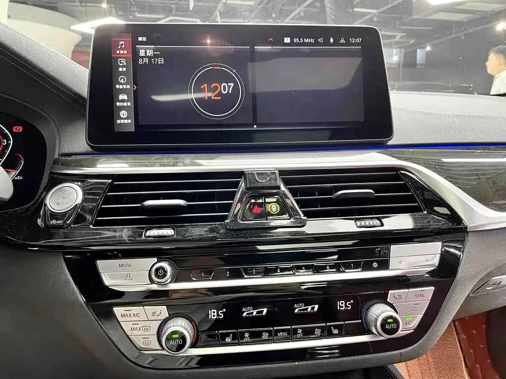 BMW 5 Series 2021 — фото 16