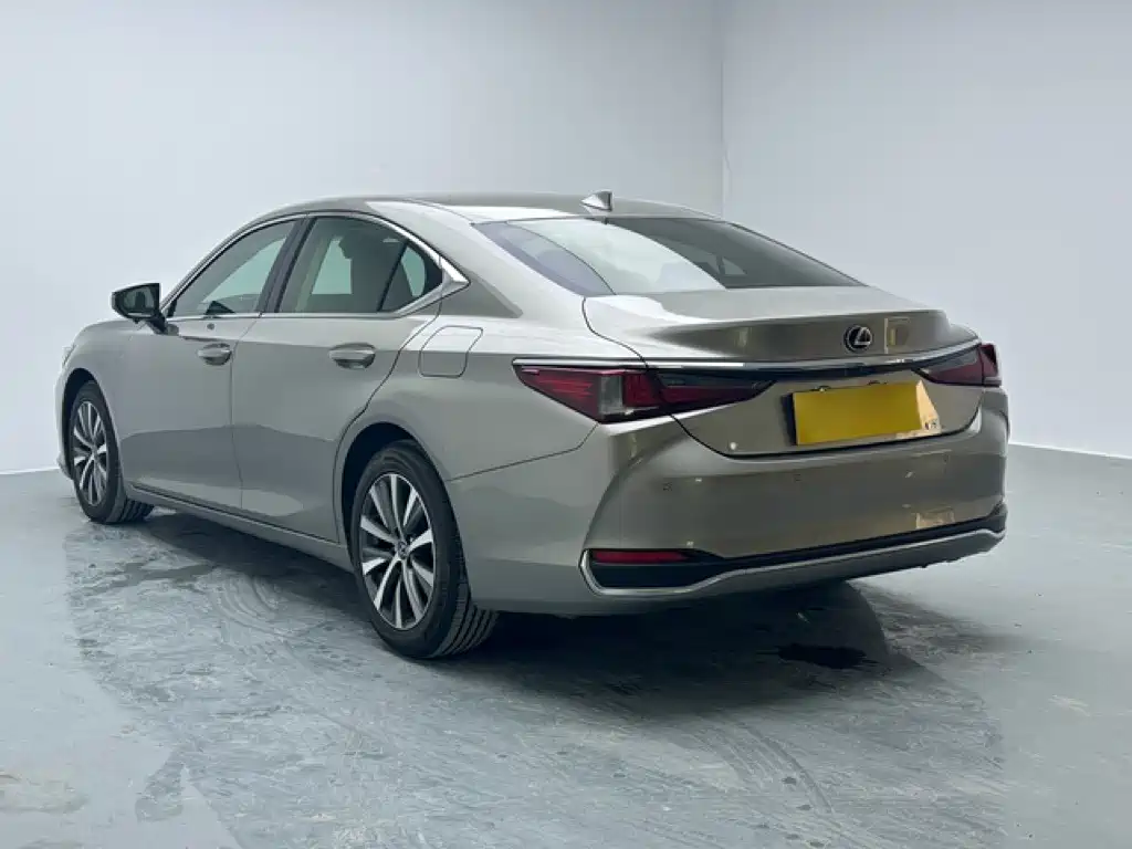 Lexus ES 2018 — фото 4