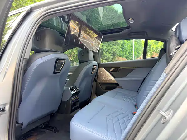 BMW i5 2025