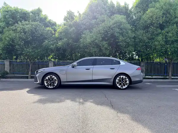 BMW i5 2025