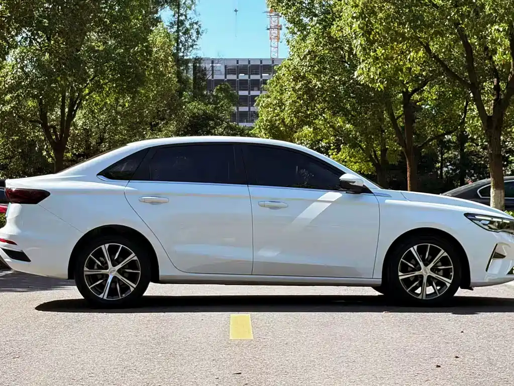 Geely Emgrand 2022