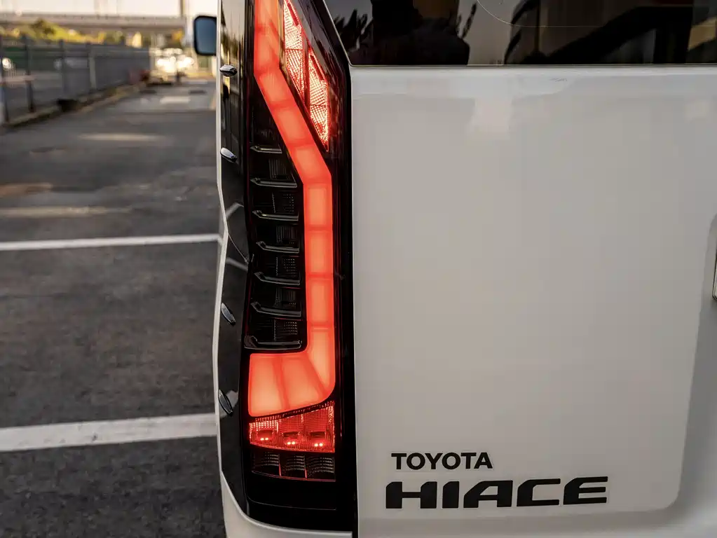 Toyota Hiace — фото 6