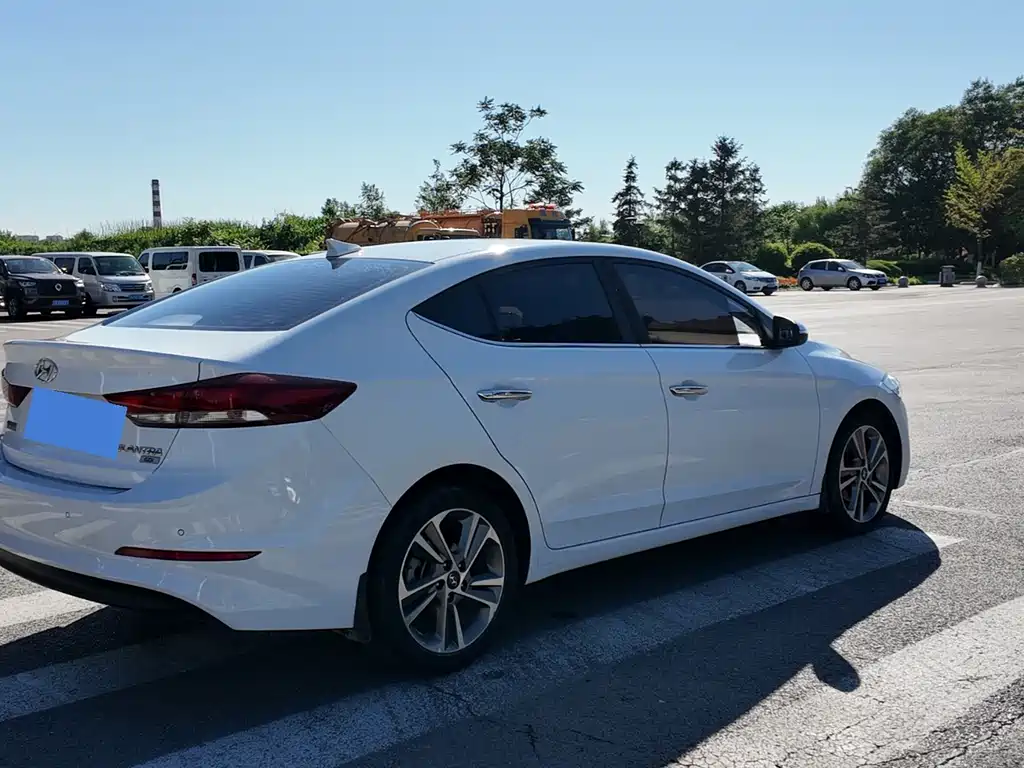 Hyundai Elantra 2019 — фото 9