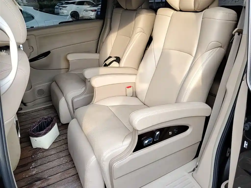 Nissan Quest 2017 — фото 17