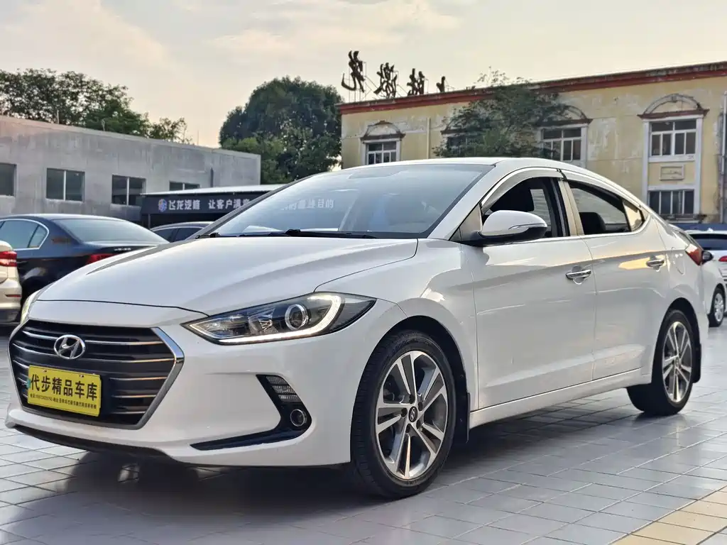 Hyundai Elantra 2017 — фото 1