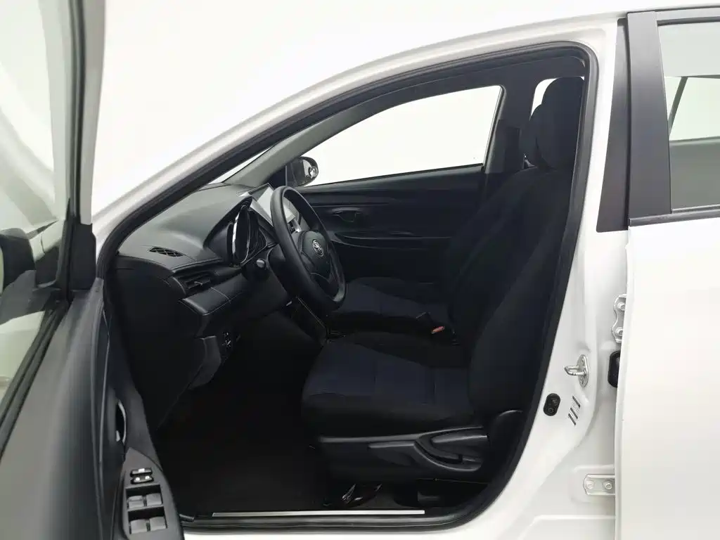 Toyota Yaris L 2018 — фото 10