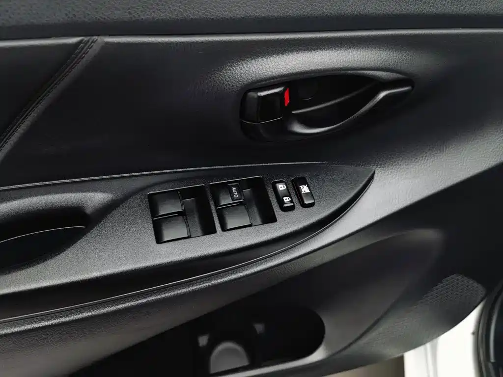 Toyota Yaris L 2018 — фото 9