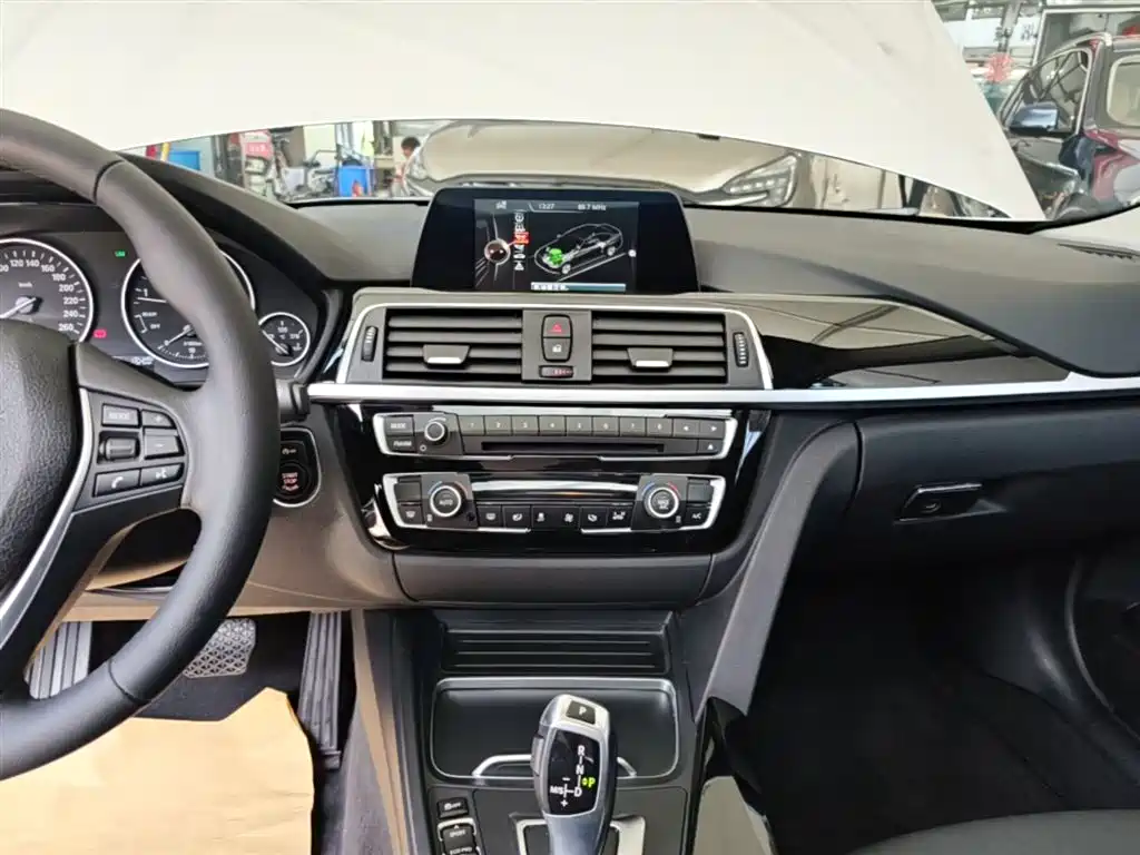 BMW 3 Series 2016 — фото 13