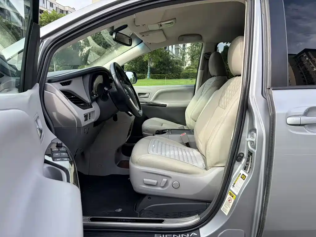 Toyota Sienna 2017 — фото 13