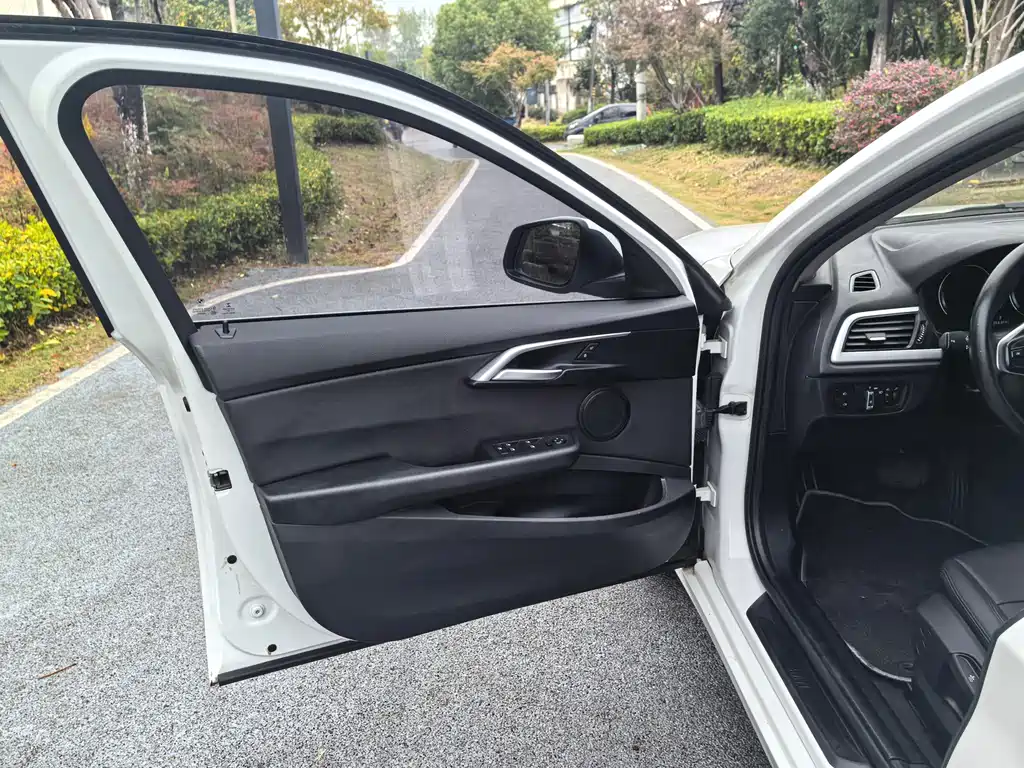 BMW 1 Series 2019 — фото 15