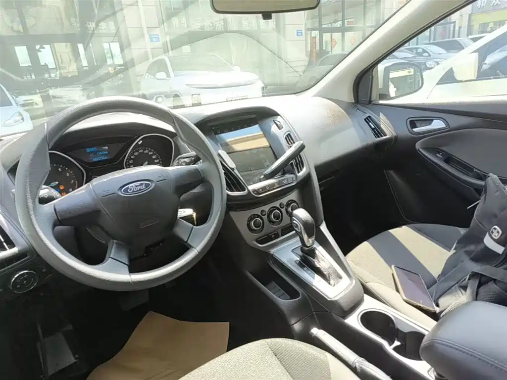 Ford Focus 2014 — фото 13