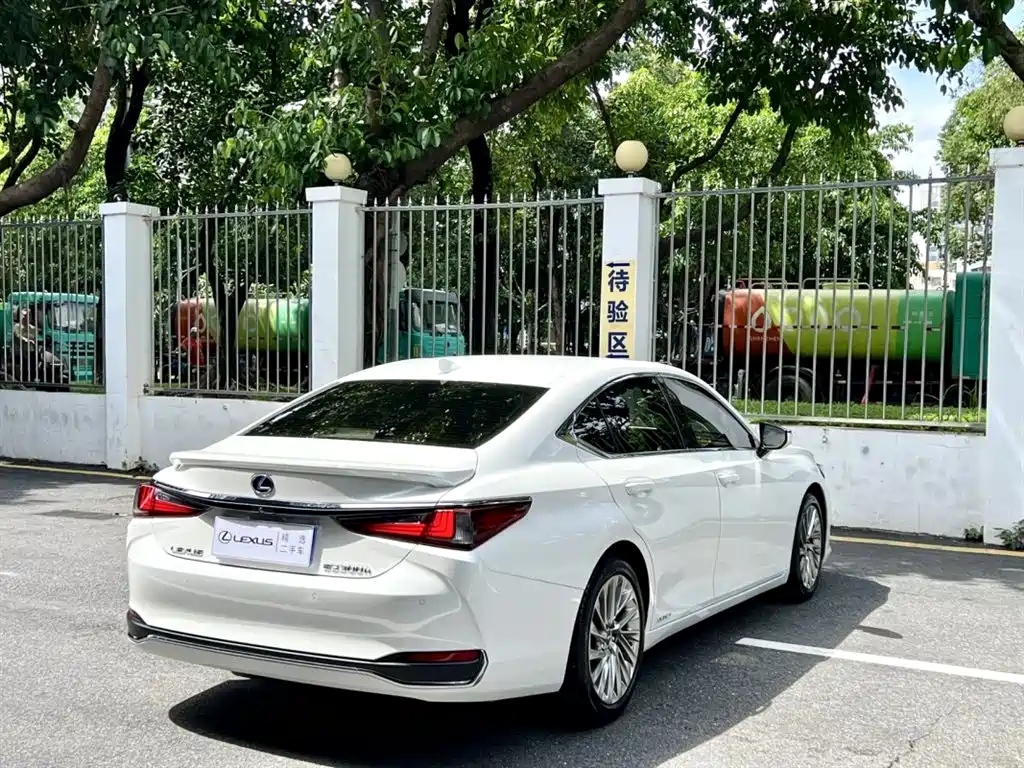 Lexus ES 2019 — фото 7
