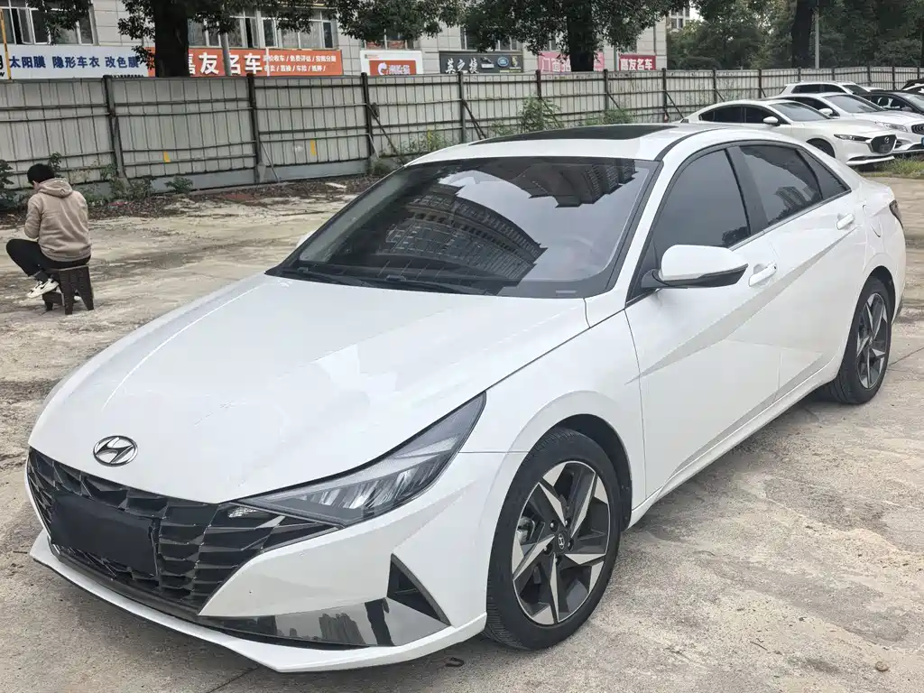Hyundai Elantra 2023 — фото 1