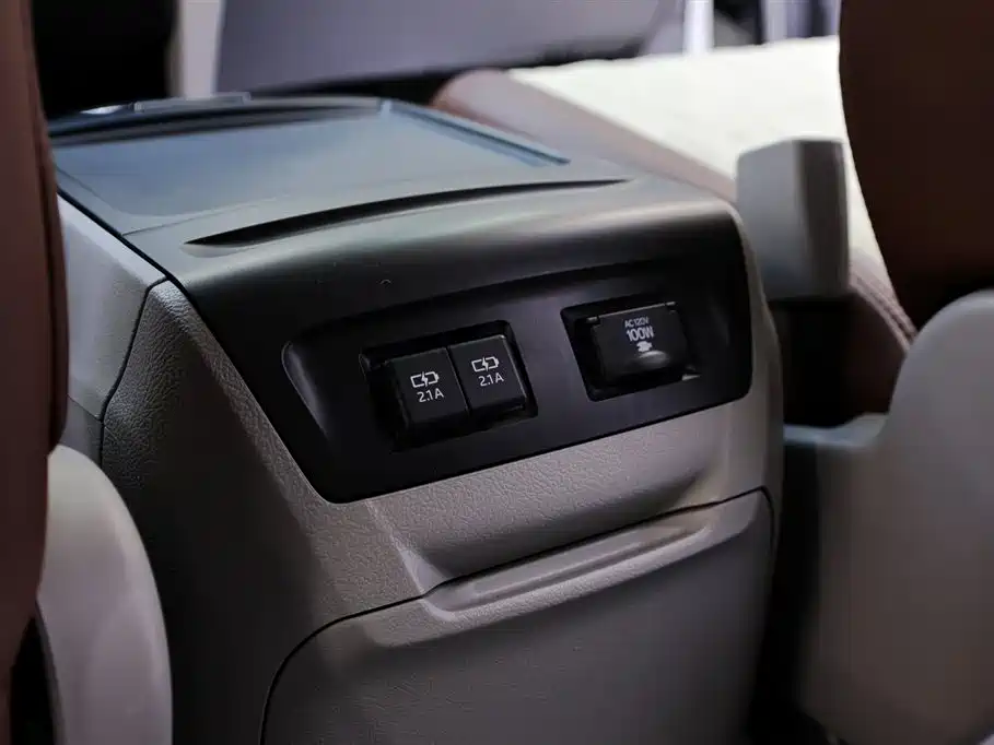 Toyota Sienna 2017 — фото 32