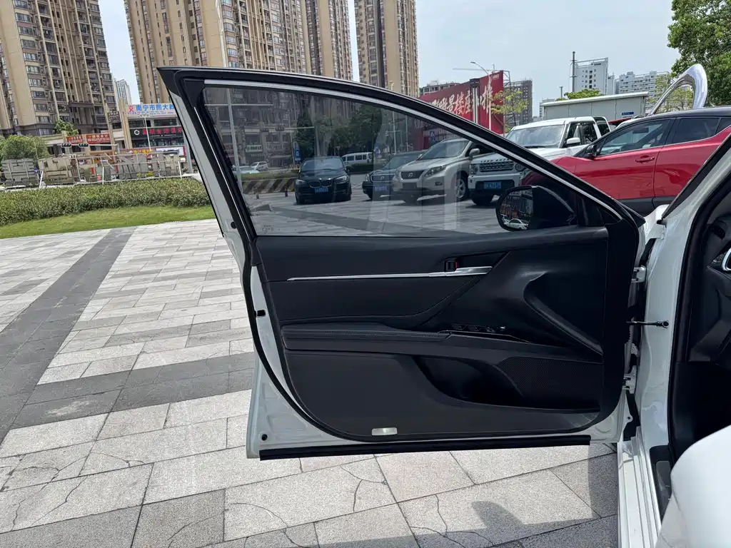 Toyota Camry 2023 — фото 18
