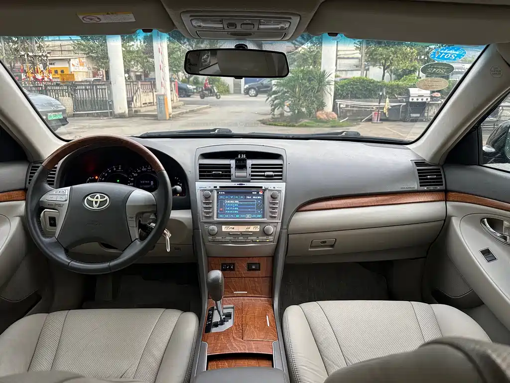 Toyota Camry 2010 — фото 17