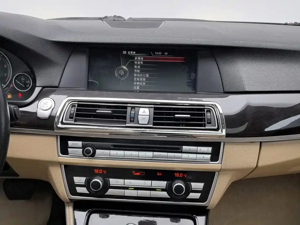 BMW 5 Series 2013 — фото 12
