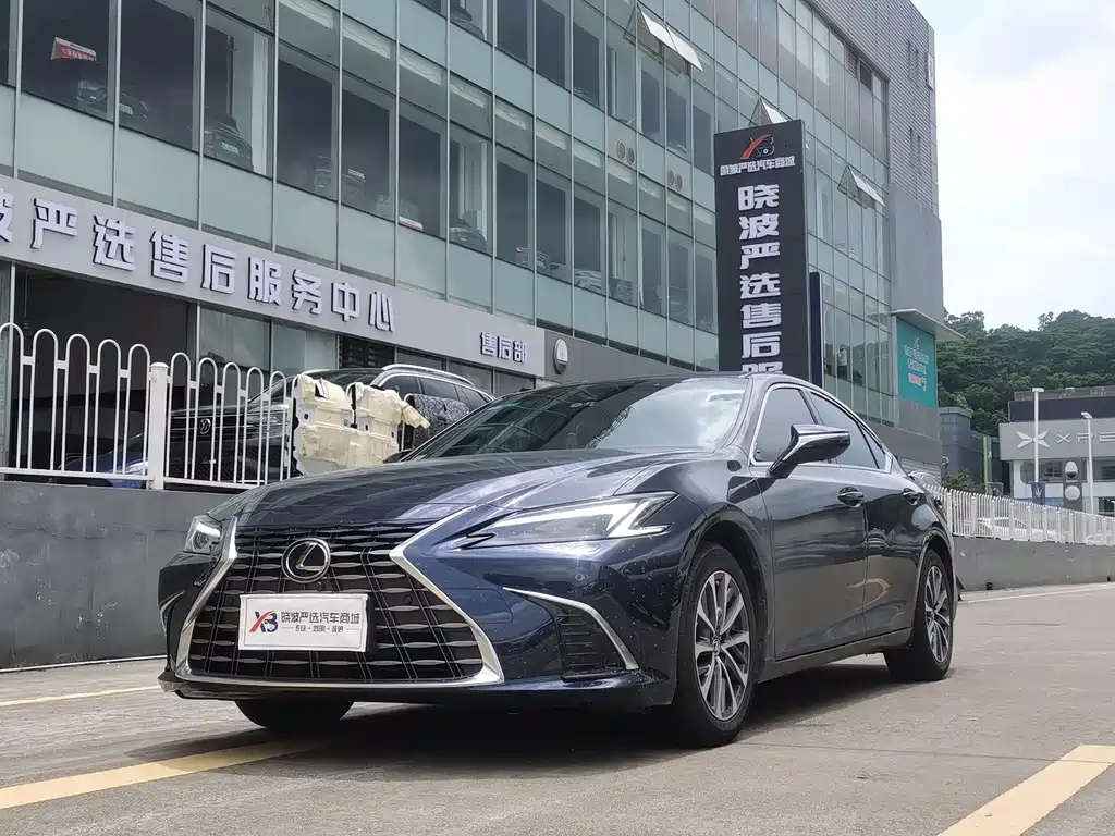 Lexus ES 2025
