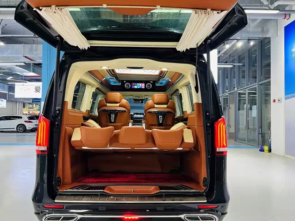 Mercedes-Benz V-Class 2023 — фото 18
