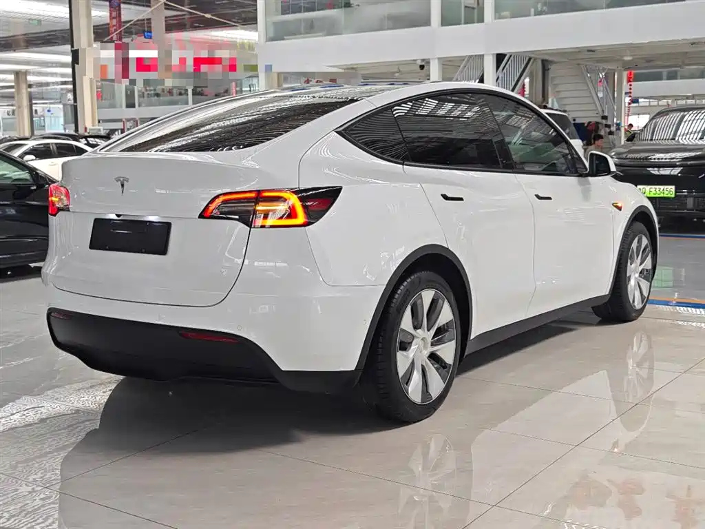 Tesla Model Y 2023 — фото 7