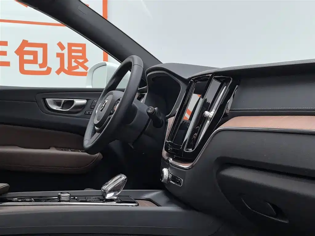 Volvo XC60 2025 — фото 22