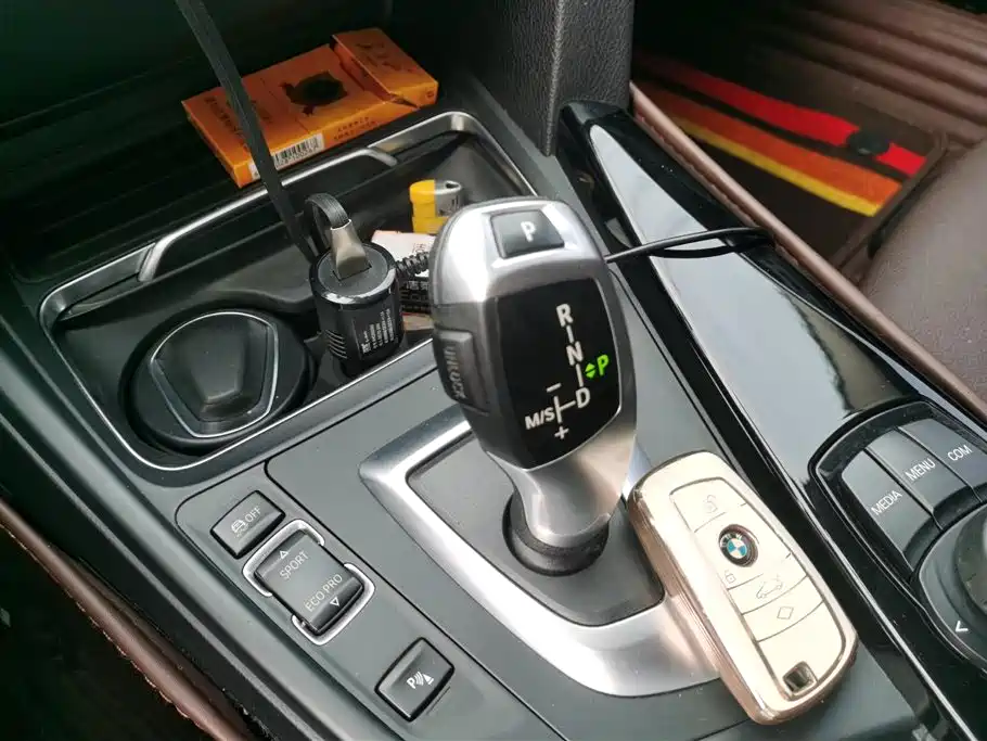BMW 3 Series 2018 — фото 16