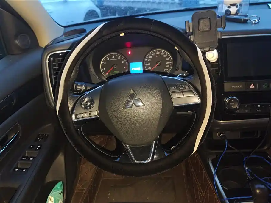 Mitsubishi Outlander 2017 — фото 15