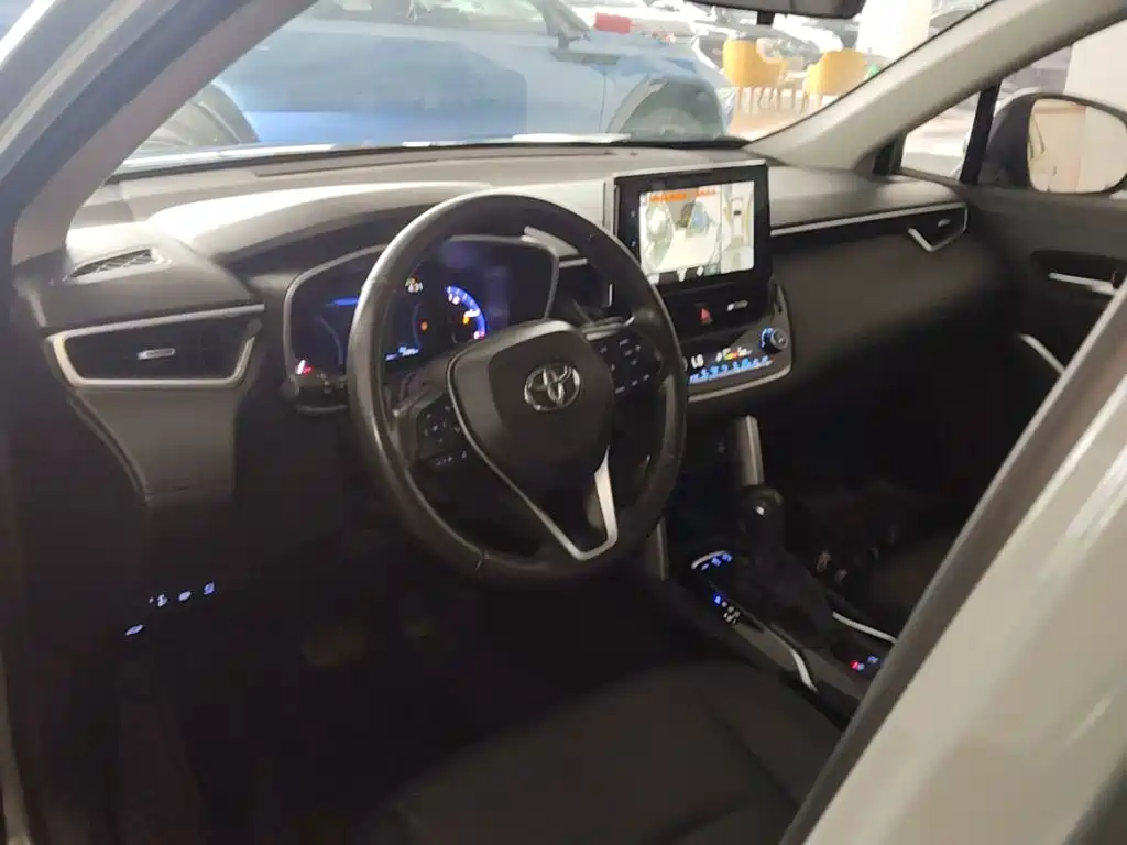 Toyota Corolla Cross 2022 — фото 10