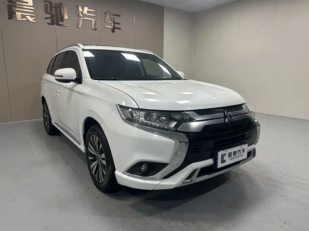 Mitsubishi Outlander 2021 — фото 3