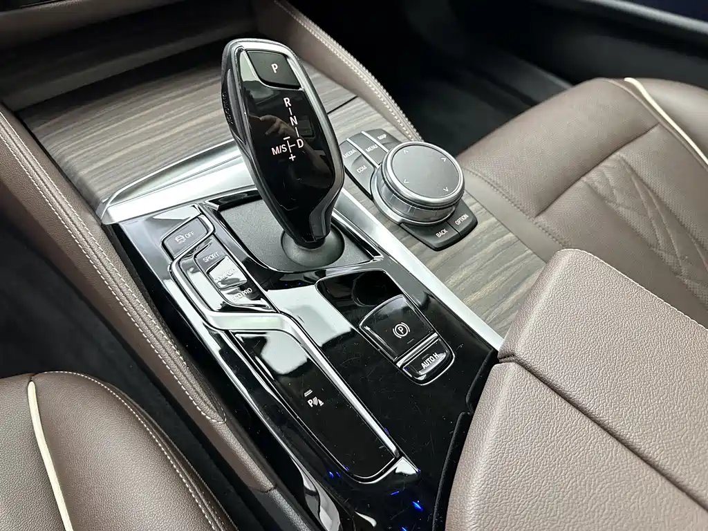 BMW 5 Series 2021 — фото 19