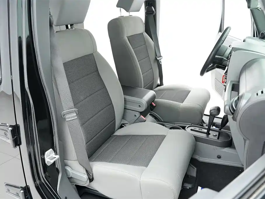 Jeep Wrangler 2010 — фото 16
