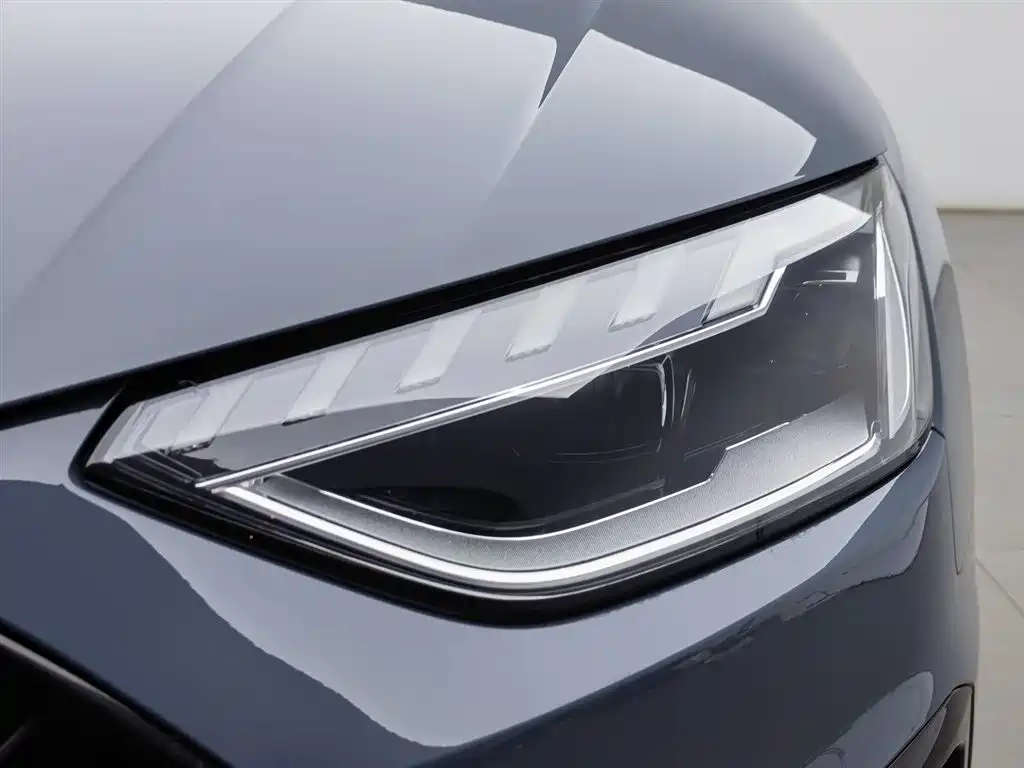 Audi A4L 2023 — фото 7