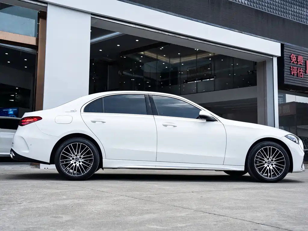 Mercedes-Benz C-Class 2023 — фото 3